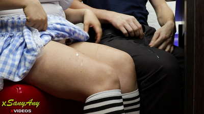 Gabar yar oo iskool ah oo ku soo booday saaxiibkeed shaqada guriga-xsanyAny